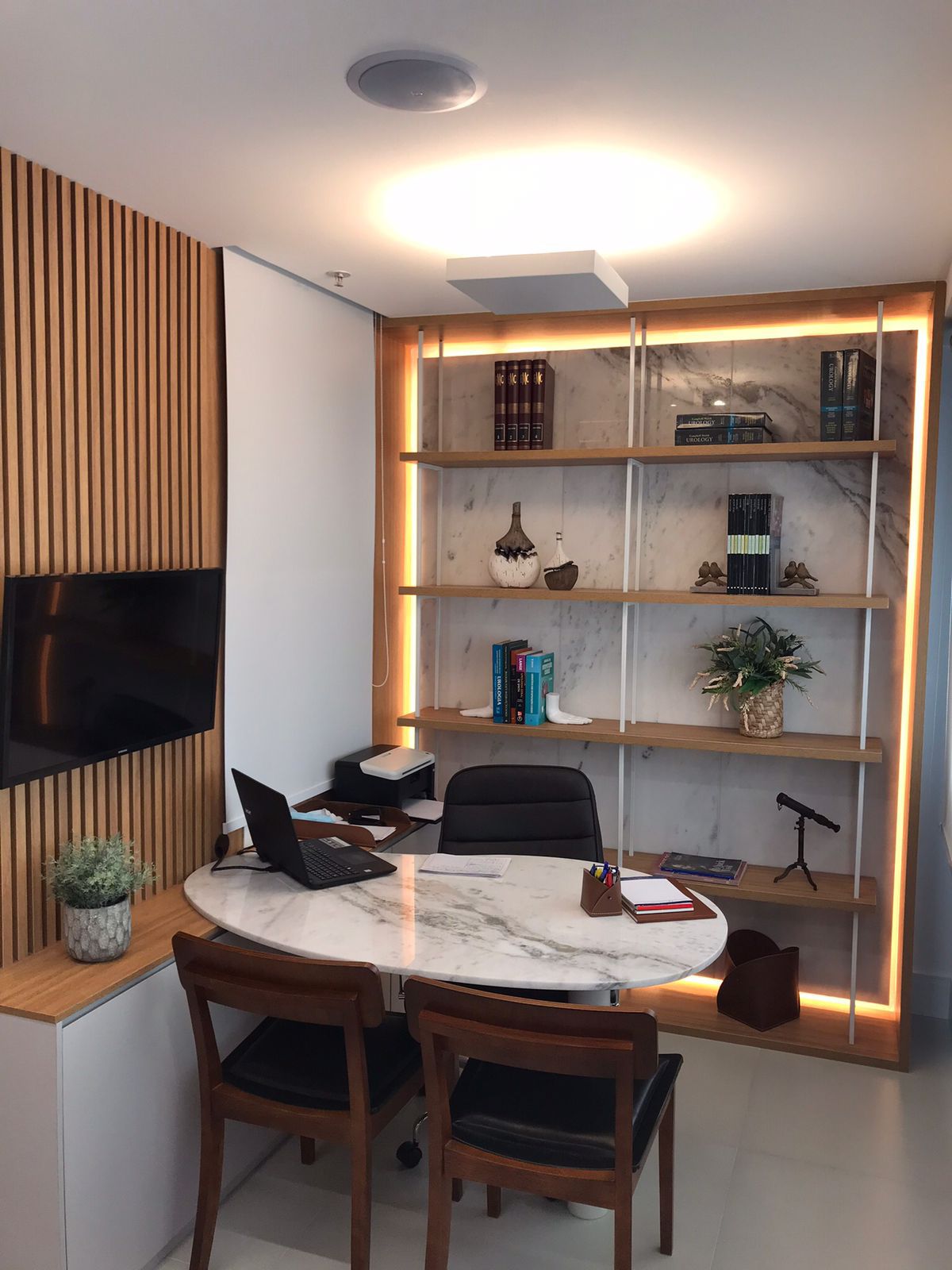 Consultório com marcenaria e iluminação planejada