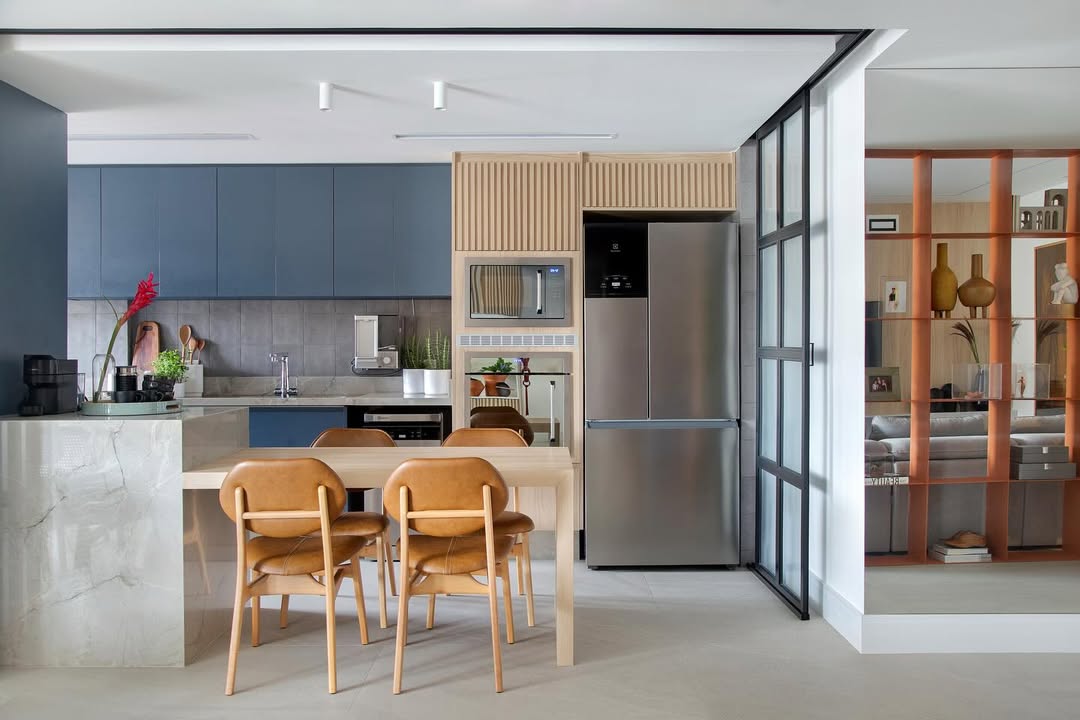 Cozinha integrada executada pela Tapume Construções