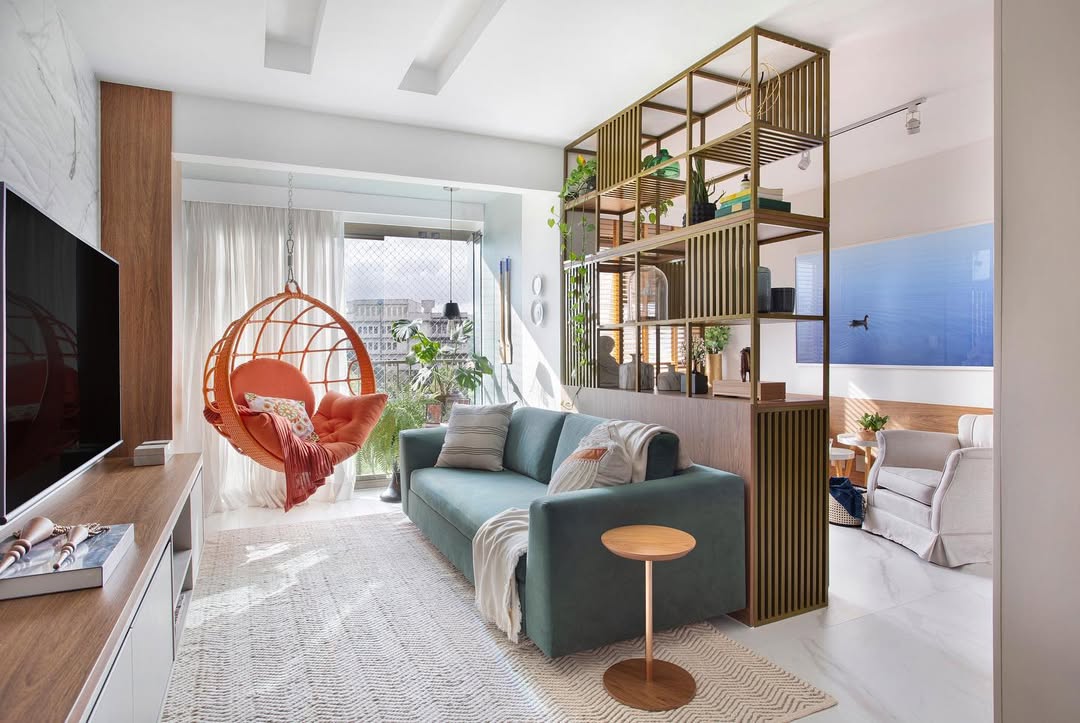 Sala integrada com divisória metálica e marcenaria