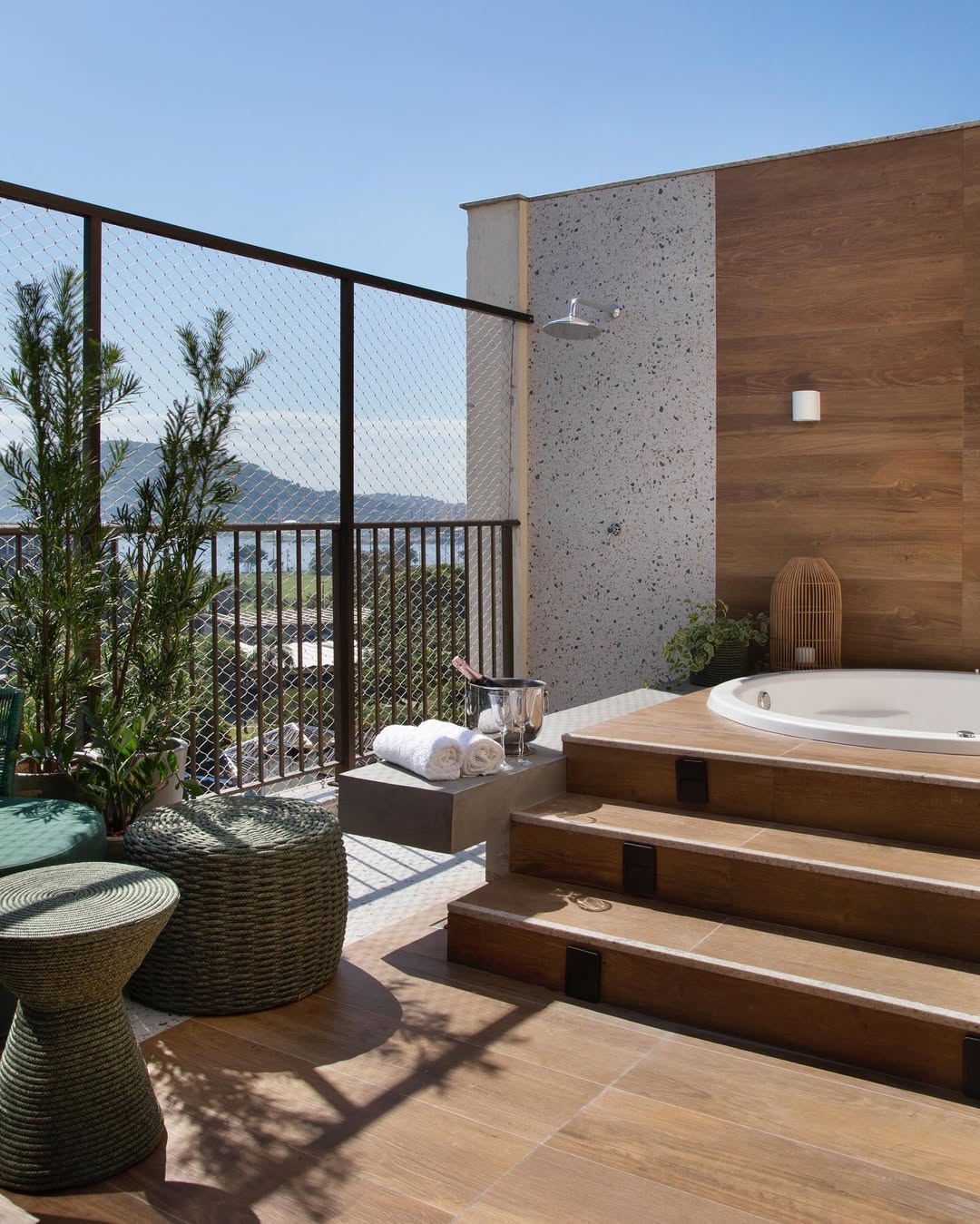 Terraço com hidromassagem e acabamento amadeirado