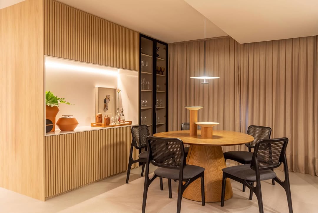 Sala de jantar com marcenaria e iluminação