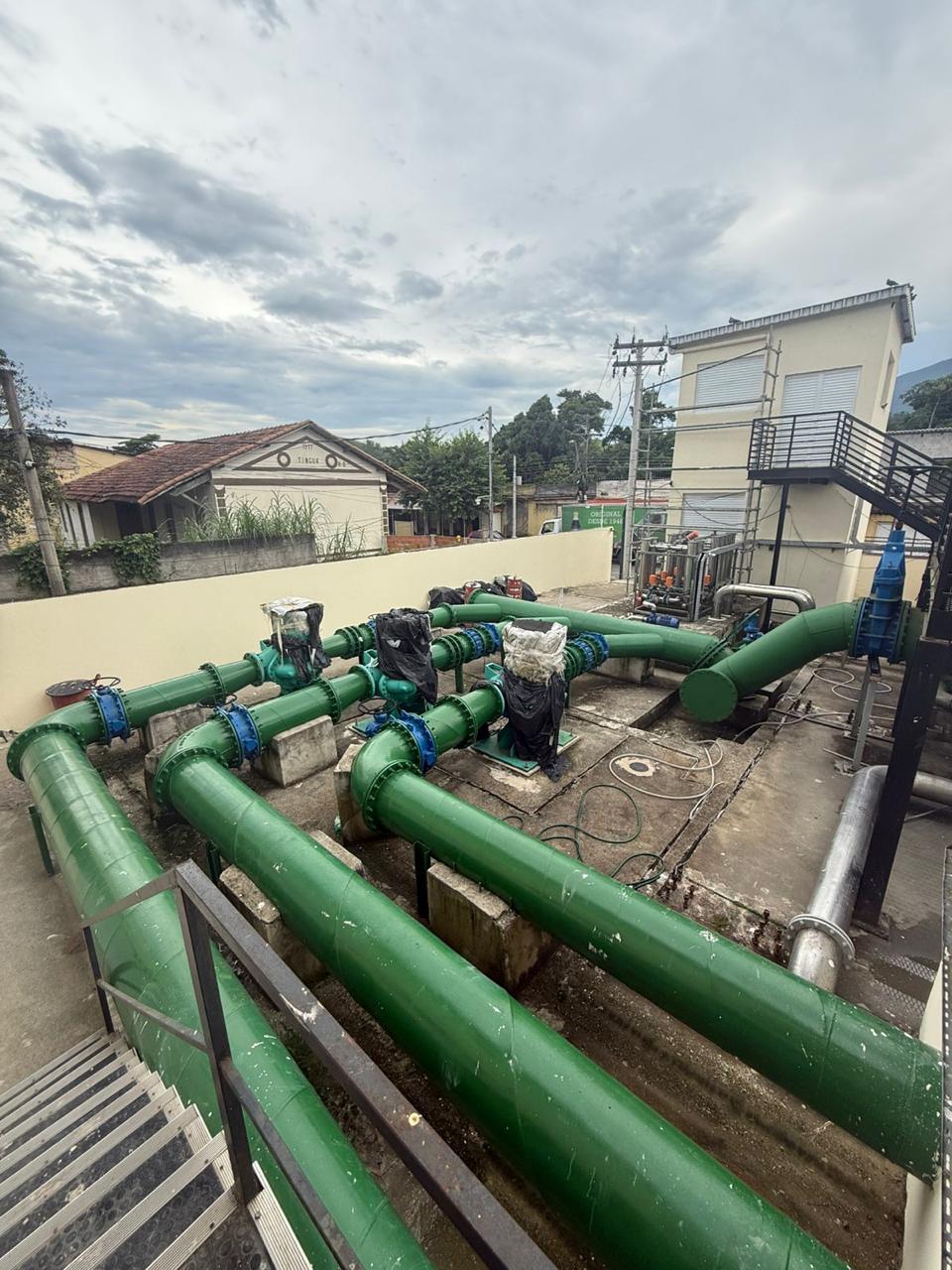 Conjunto de tubulações e válvulas em instalação técnica